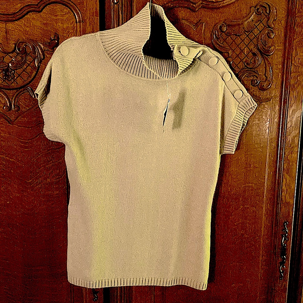 Sweater-new,with tags. Sz xl. Color light tan, short sleeve.